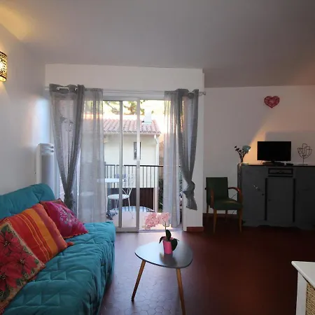 Agreable Avec Terrasse A 300m De La A - Fr-1-309-360 Apartment *